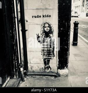 Dot masters rude kids art de rue d'une petite fille dans Bermondsey Street à Londres Banque D'Images