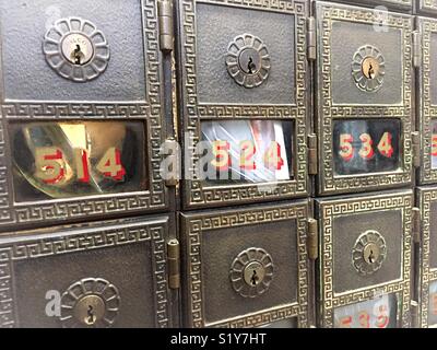 Décoratif à l'ancienne boîte aux lettres dans un bureau de poste, USA Banque D'Images