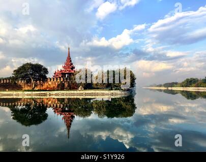 Bastion sur le coin nord-est des douves du palais de Mandalay, Myanmar (Birmanie). Banque D'Images