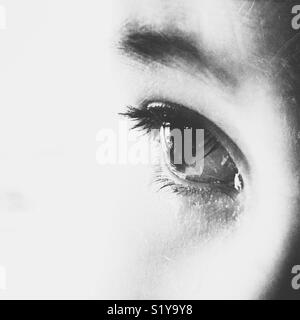 Close up noir et blanc de l'œil de l'enfant de larmes Banque D'Images