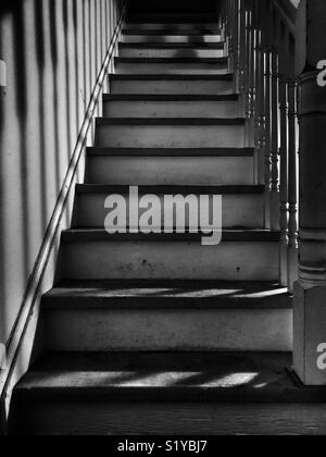 Image en noir et blanc à la recherche d'un escalier sale avec les ombres de la fusée Banque D'Images
