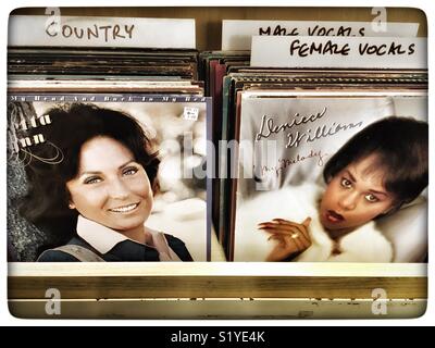 Les disques vinyles dans magasin de charité Banque D'Images