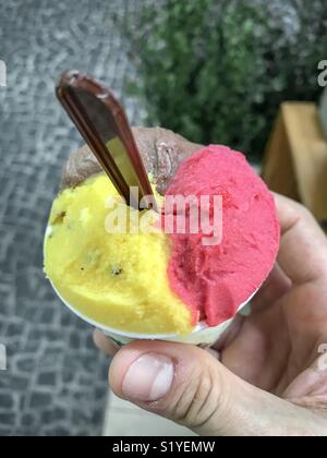 Point de vue d'une personne tenant une glace. Banque D'Images