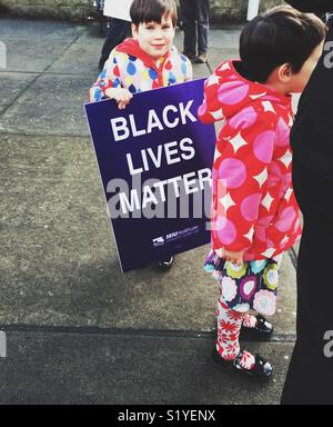Un jeune enfant tenant Black vit question signe sur la rue au cours de protestation à Seattle Banque D'Images