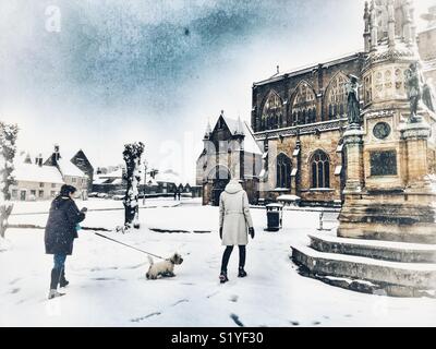 UK, météo, Sherborne, Dorset. Chutes de neige sur l'abbaye de Sherborne dans le marché de la ville historique de Sherborne comme le soi-disant mini bête de l'Est apporte un autre souffle glacial au sud-ouest. Banque D'Images