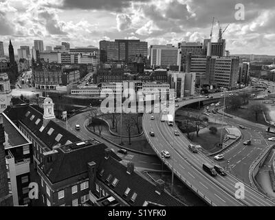 Vue de l'ancienne caserne, Hôpital pour enfants de Birmingham et Aston Expressway en noir et blanc Banque D'Images