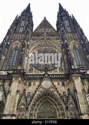 La rose de la Cathédrale St Vitus dans le complexe du château de Prague en République tchèque. Vue extérieure. Katedrála svatého Vita, Václava a Vojtěcha, Pražský hrad. Banque D'Images