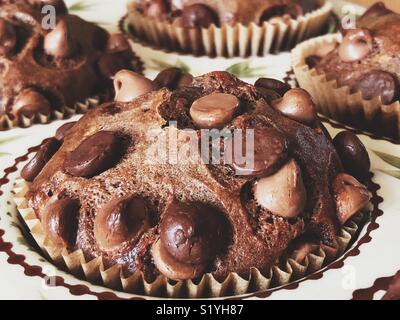 Libre de chocolat muffins aux bananes garnie de lait et de chocolat mi-sucré Banque D'Images