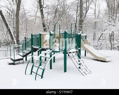 Une aire de jeu extérieur recouvert de neige pendant une tempête de neige dans le New Jersey, USA. Banque D'Images