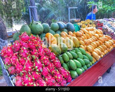 Vendeur de rue à Hoi An, Vietnam, la vente de fruits frais. Banque D'Images