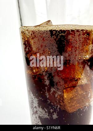 Close up d'un verre de cola sur glace Banque D'Images