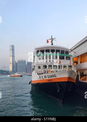 L 'Xin Guang', un triple-decker ferry exploité par Nouveau Monde d'abord les services de ferry entre les piliers centraux de l'île de Hong Kong et l'île de Cheung Chau périphériques Banque D'Images