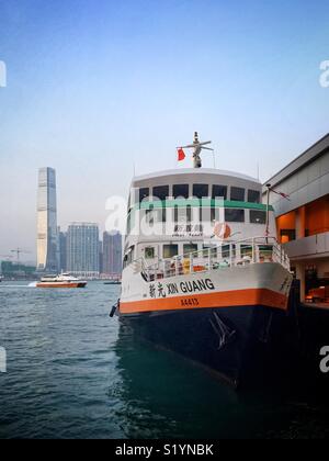 L 'Xin Guang', un triple-decker ferry exploité par Nouveau Monde d'abord les services de ferry entre les piliers centraux de l'île de Hong Kong et l'île de Cheung Chau périphériques Banque D'Images