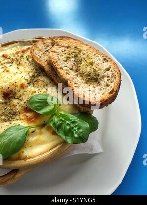 Moussaka grecque traditionnelle sur plaque blanche sur bleu table dans un restaurant. Banque D'Images