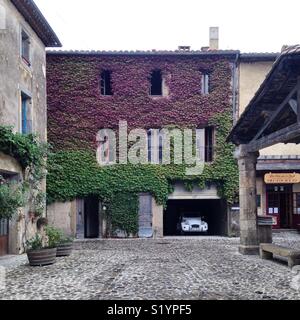 Bâtiment couvert de lierre, dans le centre du village de Lagrasse (France) Banque D'Images