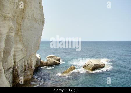 Les roches calcaires de Rosh Hanikra dans le nord d'Israël sur la frontière libanaise Banque D'Images