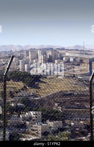 Clôture frontalière. Le mur de béton à Jérusalem sépare la ville des Territoires Palestiniens Banque D'Images