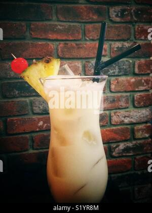 Cocktail Pina colada dans un verre avec des glaçons Banque D'Images
