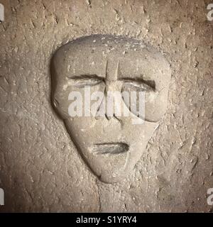 Une sculpture d'un visage d'une personne morte trouvée dans un tombeau colective, du XVI siècle, est affiché dans Kashbah Museum à Tanger, Maroc, Afrique Banque D'Images