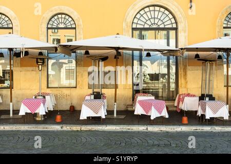 Rome, Italie - 23 mars 2018. Tables de restaurant italien à Piazza Navona tôt le matin avant l'ouverture. Banque D'Images