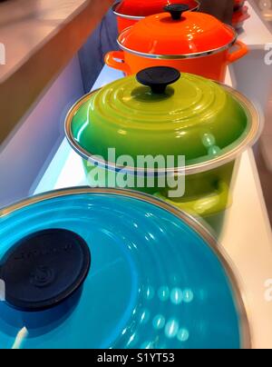 Le creuset français aux couleurs vives, d'affichage fours du grand magasin Macy's de maison étage, New York City, USA Banque D'Images