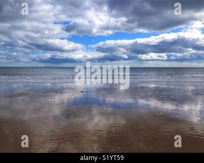 Skyscape et marins de Bournemouth West Beach, baie de Poole, Dorset, UK Banque D'Images