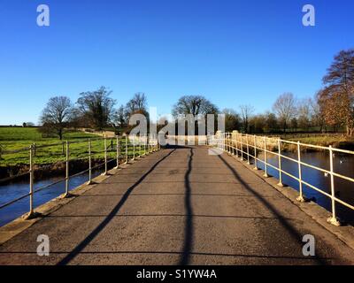 Pont sur la rivière Coln Fairford à Cotswolds, Royaume-Uni Banque D'Images