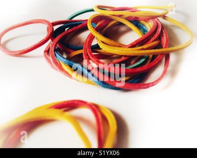 Pile de bandes en caoutchouc de couleur sur fond blanc Banque D'Images