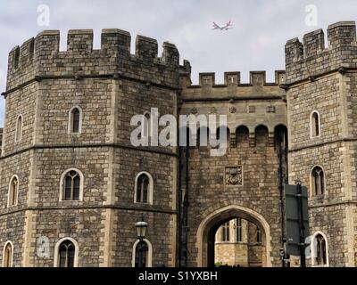 Vol d'un avion sur le château de Windsor Banque D'Images