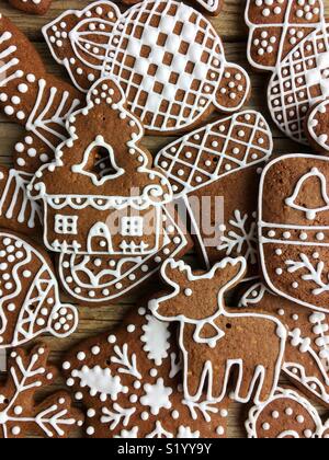 Le plein écran de Noël gingerbread cookies sur une table en bois Banque D'Images