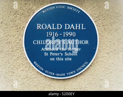 Récemment installée une plaque commémorant bleu auteur Roald Dahl est temps à St Peter's School à Weston-super-Mare, UK Banque D'Images