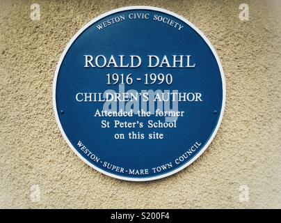 Récemment installée une plaque commémorant bleu auteur Roald Dahl est temps à St Peter's School à Weston-super-Mare, UK Banque D'Images