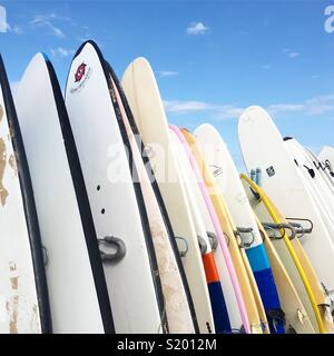 Location de planches de surf sur la plage de Fistral, Cornwall Banque D'Images