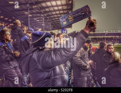 Pompey, Portsmouth partisan à l'aide d'un hochet football traditionnel lors d'un match, Fratton Park, Portsmouth, Hampshire, England, UK Banque D'Images