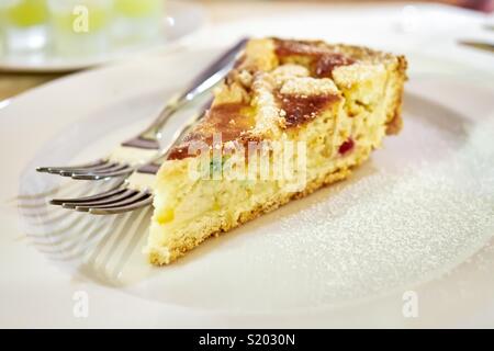 Pastiera napolitaine Cake servi dans une assiette blanche avec un couple de fourches. Décoration de sucre. Pastiera doux et délicieux gâteau est un dessert traditionnel de Naples pendant la semaine de l'Est Banque D'Images