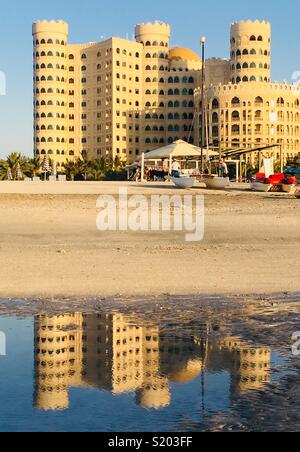 Waldorf Astoria Hôtel et son reflet dans l'eau. Al Hamra U.A.E. Banque D'Images