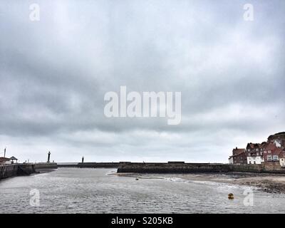 Whitby Harbour sur un jour gris nuageux surplombant la mer, North Yorkshire, UK Banque D'Images