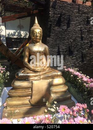 Statuette de Bouddha en bronze à Udon Thani érigé en UD Town pour Songkran 2018 Banque D'Images