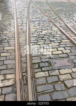 Voies de tram et de galets dans la pluie Banque D'Images