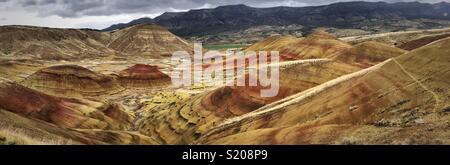 Vue panoramique des collines peintes, dans le nord-ouest des États-Unis, l'une des trois unités de la John Day Fossil jumeaux National Monument, situé dans la région de Wheeler County, Oregon Banque D'Images