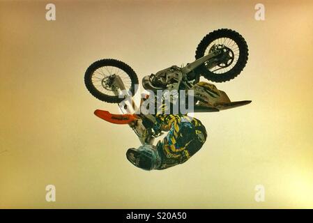 Cascades moto sur la piste , Calgary, Alberta. Banque D'Images