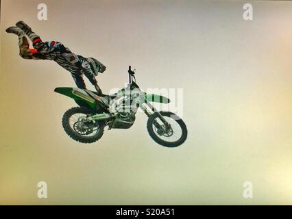 Cascades moto sur la piste , Calgary, Alberta. Banque D'Images