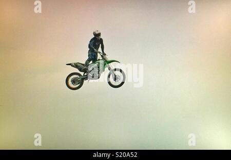 Cascades moto sur la piste , Calgary, Alberta. Banque D'Images