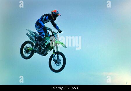 Cascades moto sur la piste , Calgary, Alberta. Banque D'Images