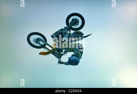 Cascades moto sur la piste , Calgary, Alberta. Banque D'Images