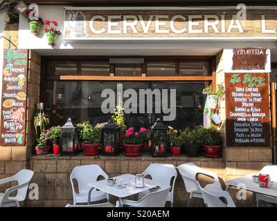 Cerveceria, un bar / café dans la vieille ville, avec tableau noir spéciaux, des chaises et des tables dehors, sur le trottoir, Javea, Espagne Banque D'Images