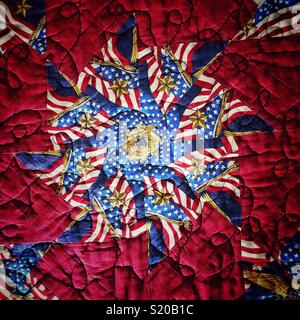 Fragment de patriotic American quilt dans Modèle de blocage kaléidoscope Banque D'Images