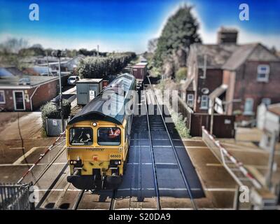 Freightliner cargo train passant par Trimley en route vers le port de Felixstowe, Suffolk, Angleterre. Banque D'Images