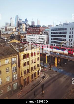 Une scène de rue donnant sur la ville de Londres Banque D'Images