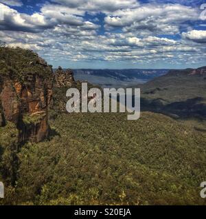 Les trois Sœurs, vallée Jamison et monter l'de Prince Henry Cliff Walk, Katoomba, Blue Mountains National Park, NSW, Australie Banque D'Images